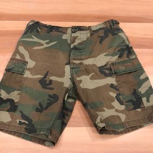 Camo military cargo shorts size medium